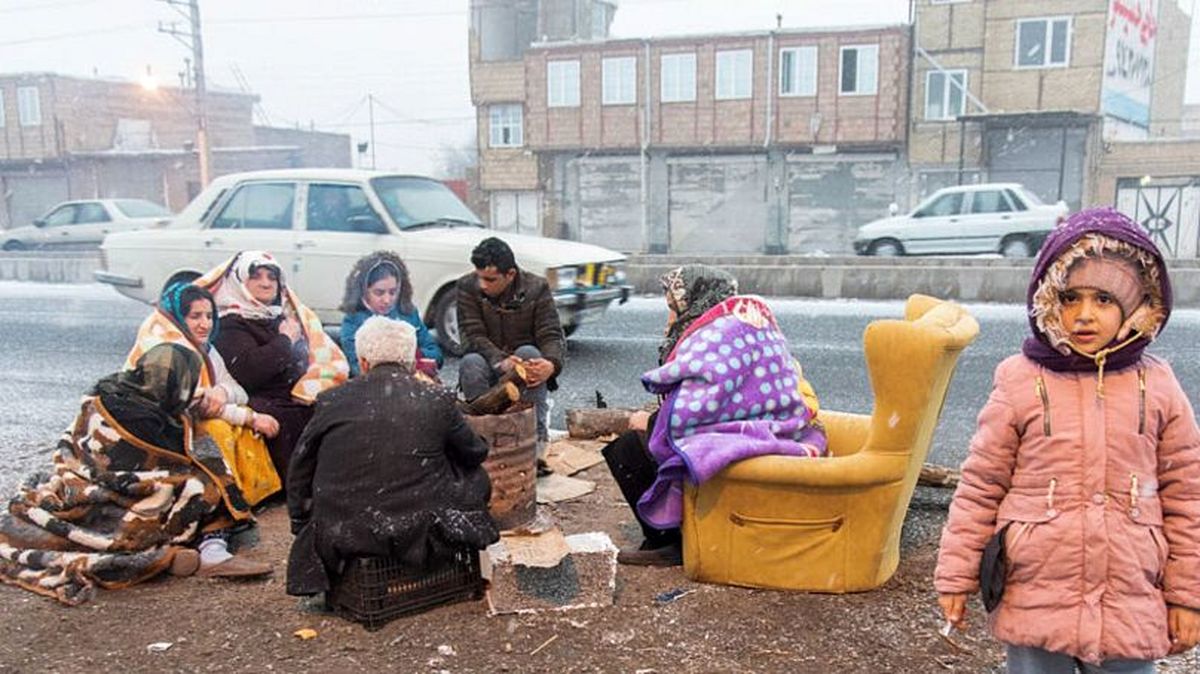 تصویر دردناک از زلزله زدگان خوی/  پیرمرد و پیرزن همراه با دختر معلولشان در خیابان + عکس