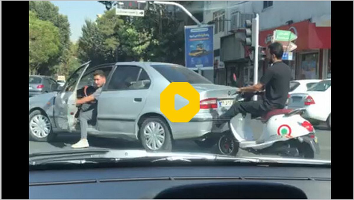 ببینید: اقدام عجیب راننده موتور وسپا؛ هل دادن سمند با پا در تهران