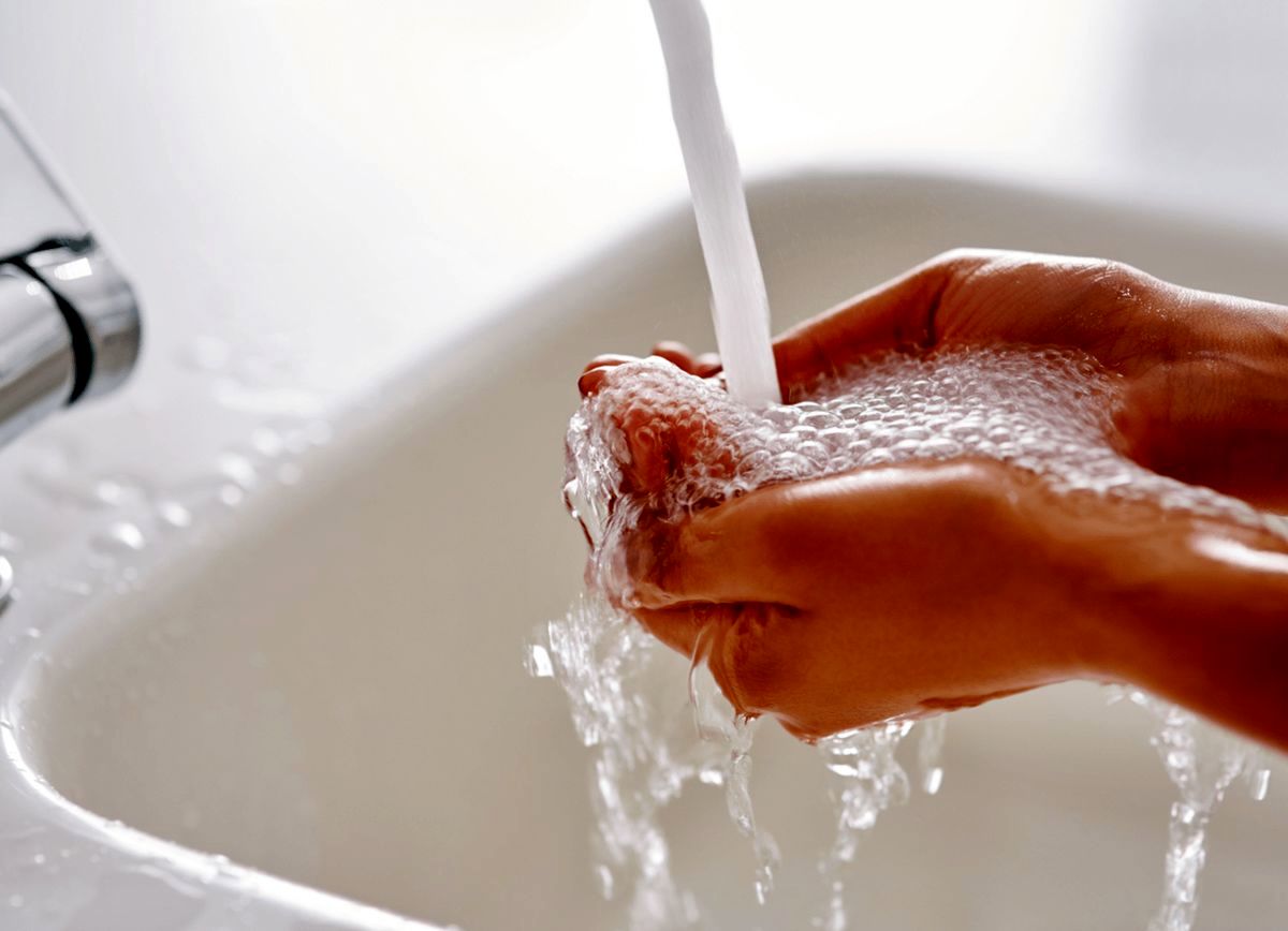 یک سوال مهم؛ شستن دست‌ها با آب خالی فایده‌ای دارد؟